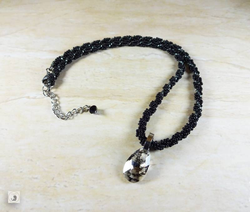 Schwarz Und Silber Halskette Mit Einem Anhänger Swarovski Crystal. Spirale Zu Weben. Set Ohrringe | Optional Schwarz Und Silber Halskette Mit Einem Anhänger Swarovski Crystal. Spirale Zu Weben. Set Ohrringe | Optional von Claireetsesperles