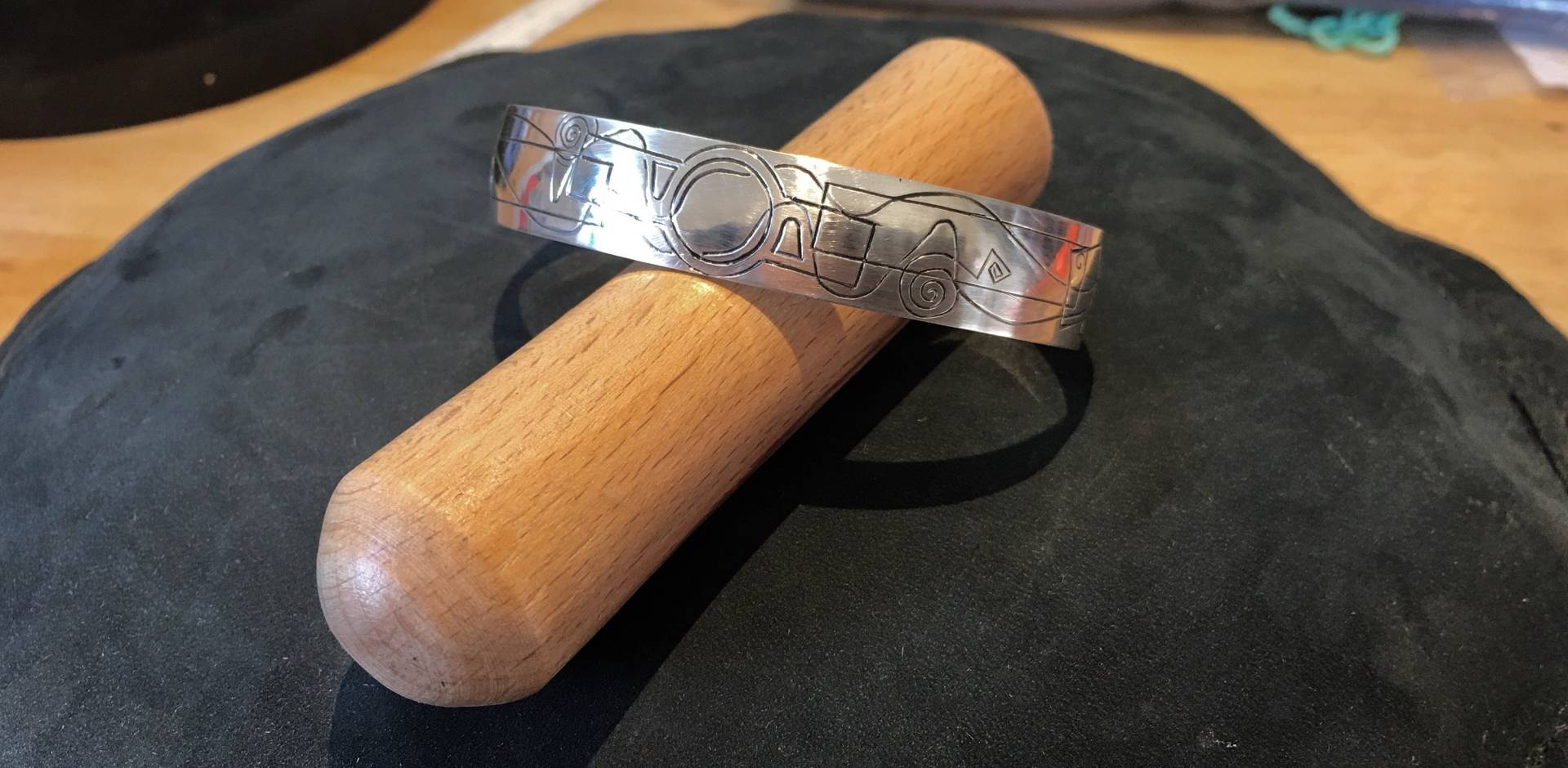 Bemühungen Von Hand Geschnitzt Sterling Silberarmband Bemühungen Von Hand Geschnitzt Sterling Silberarmband von ClamshellStudio