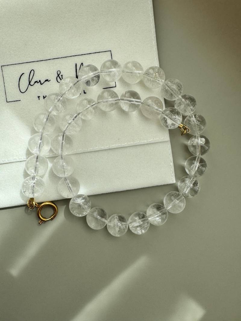 Bergkristall Halskette - Handgefertigte Edelsteinkette Aus 12 Mm Quarzperlen, Wählbarer Verschluss in Gold Oder Silber, Klar & Zeitlos von ClaraAndMeTheLabel