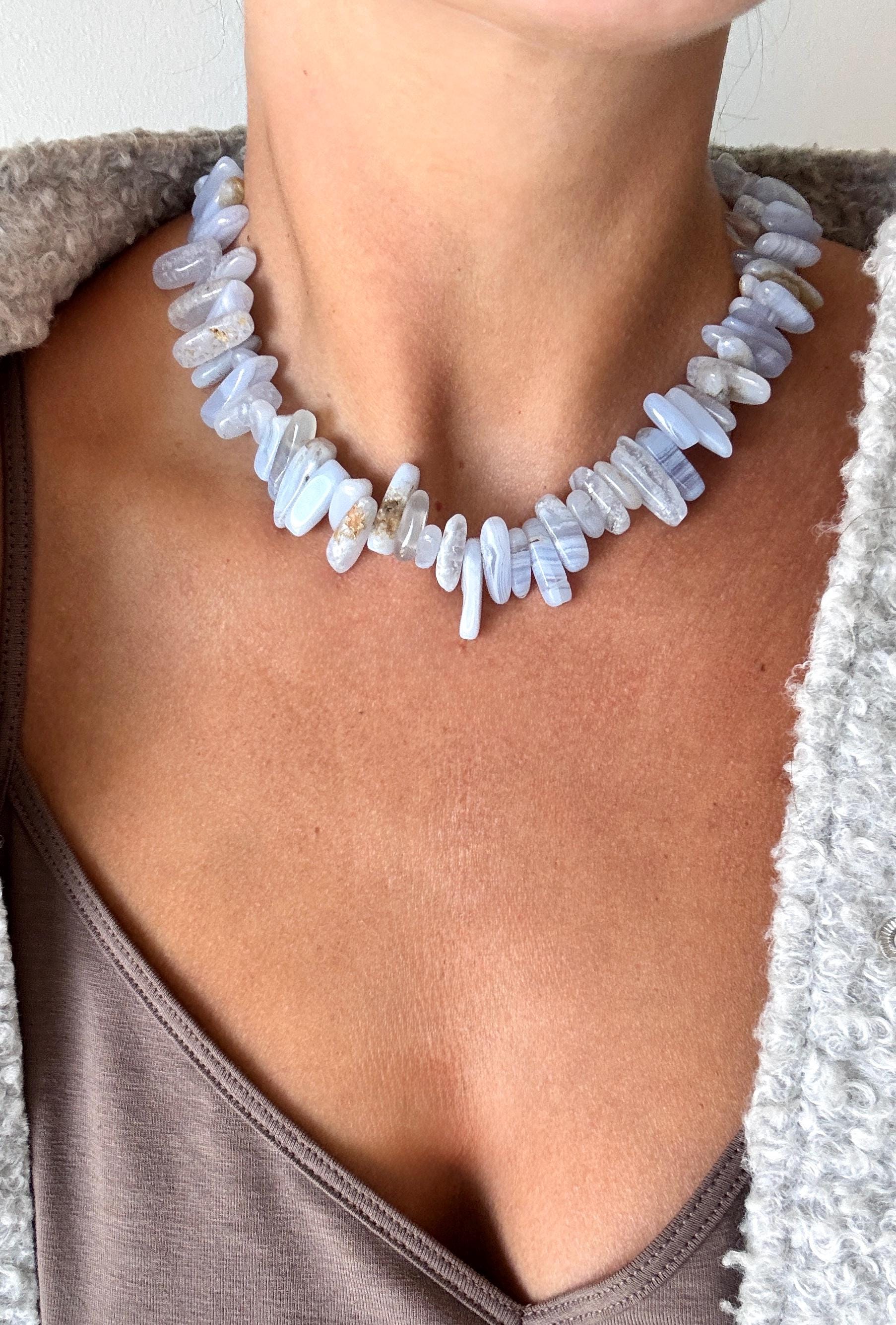 Chunky Edelstein Halskette | Hellblauer Achat Handgemachte Statement Kette Natursteinschmuck Mit Wasserfestem Verschluss in Gold/ Silber Chunky Edelstein Halskette | Hellblauer Achat Handgemachte Statement Kette Natursteinschmuck Mit Wasserfestem Verschluss in Gold/ Silber von ClaraAndMeTheLabel