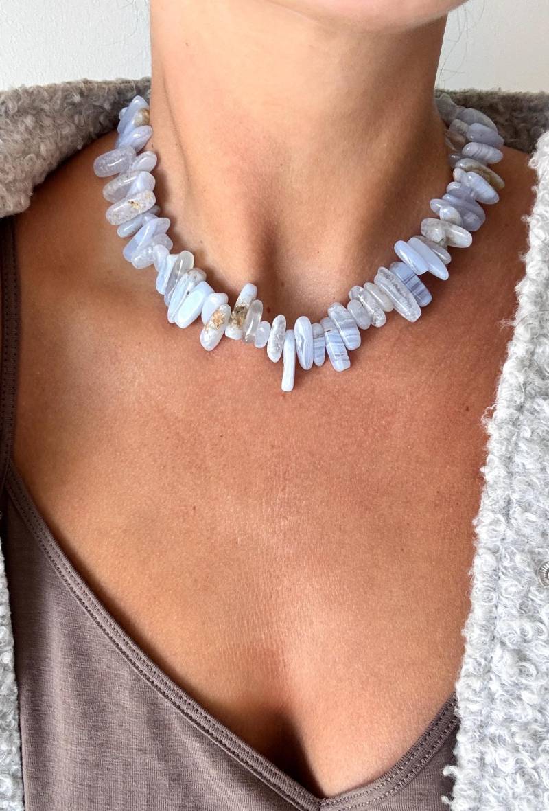 Chunky Edelstein Halskette | Hellblauer Achat Handgemachte Statement Kette Natursteinschmuck Mit Wasserfestem Verschluss in Gold/ Silber von ClaraAndMeTheLabel