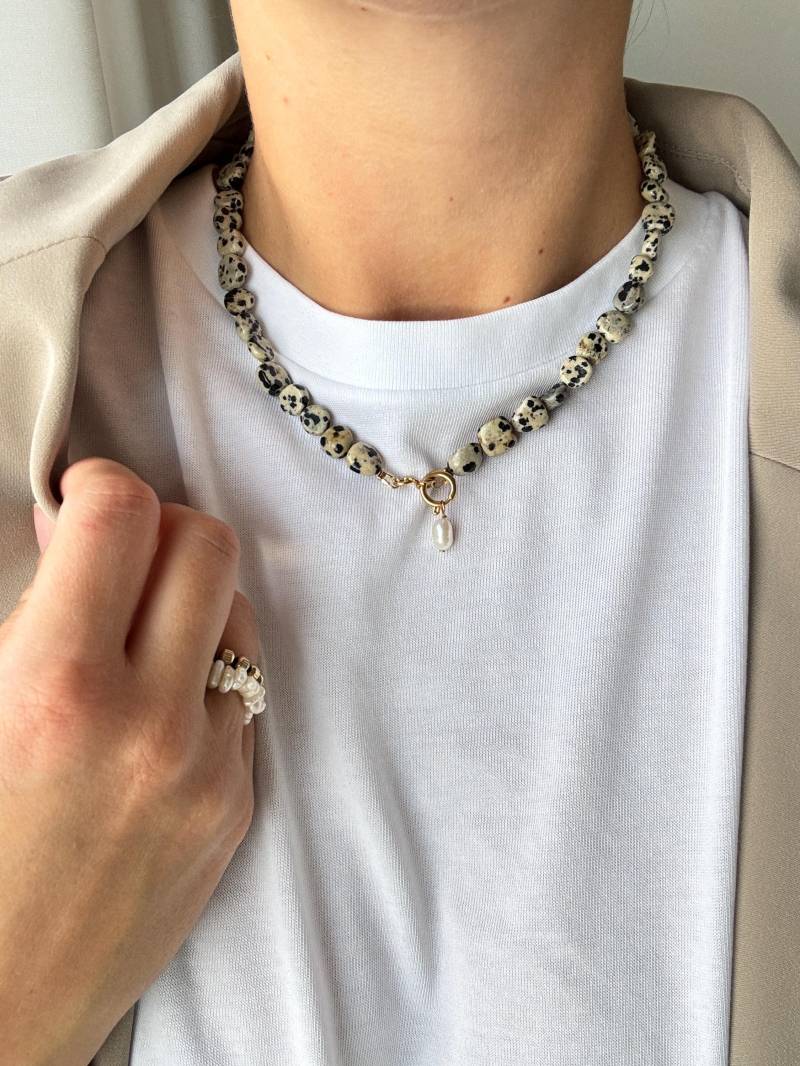 Dalmatiner Jaspis Halskette - Zarte Edelstein Kette Mit Federring Verschluss Und Süßwasserperle Naturstein Schmuck Geschenkidee Für Sie von ClaraAndMeTheLabel