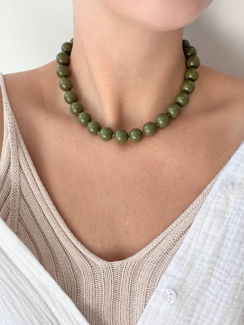 Handgeknotete Perlenkette Khaki - Statement-Halskette Mit 12 Mm Acrylperlen Zarter Sommerschmuck Geschenkidee Gold/Silber-Verschluss von ClaraAndMeTheLabel