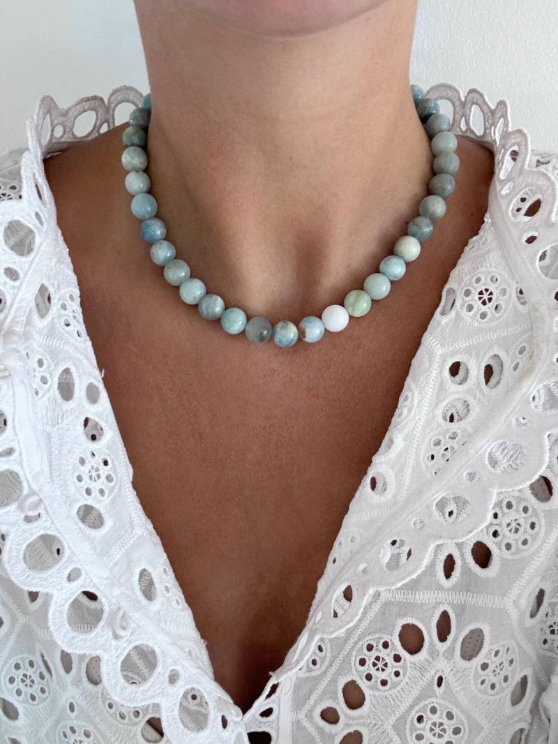 Handgemachte Kette Aus Hellblauen Natursteinperlen | Calcit - Edelsteinkette Runden Perlen | 10 Mm Mit Silbernem O. Goldenem Verschluss von ClaraAndMeTheLabel