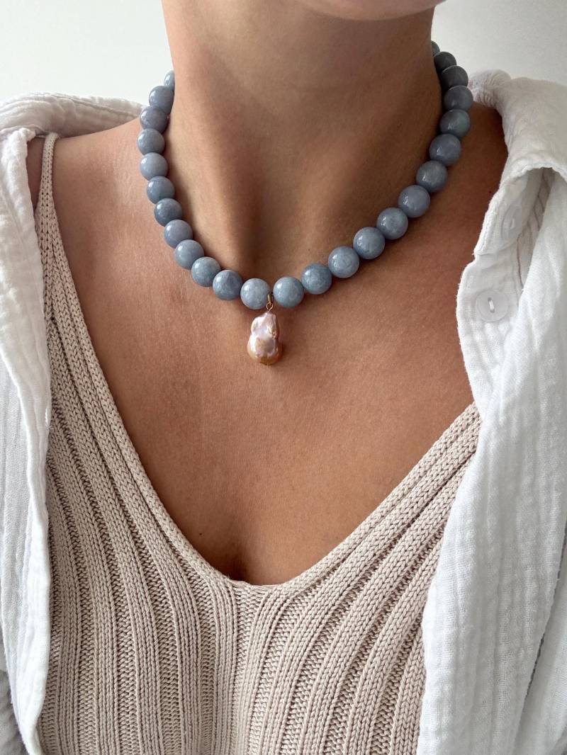 Handgemachte Perlenkette Aus Hellblauen Edelsteinen | Chalcedon Mit Einer Rosa Barock Perle Als Anhänger - Geschenkidee Für Sie Geburtstag von ClaraAndMeTheLabel
