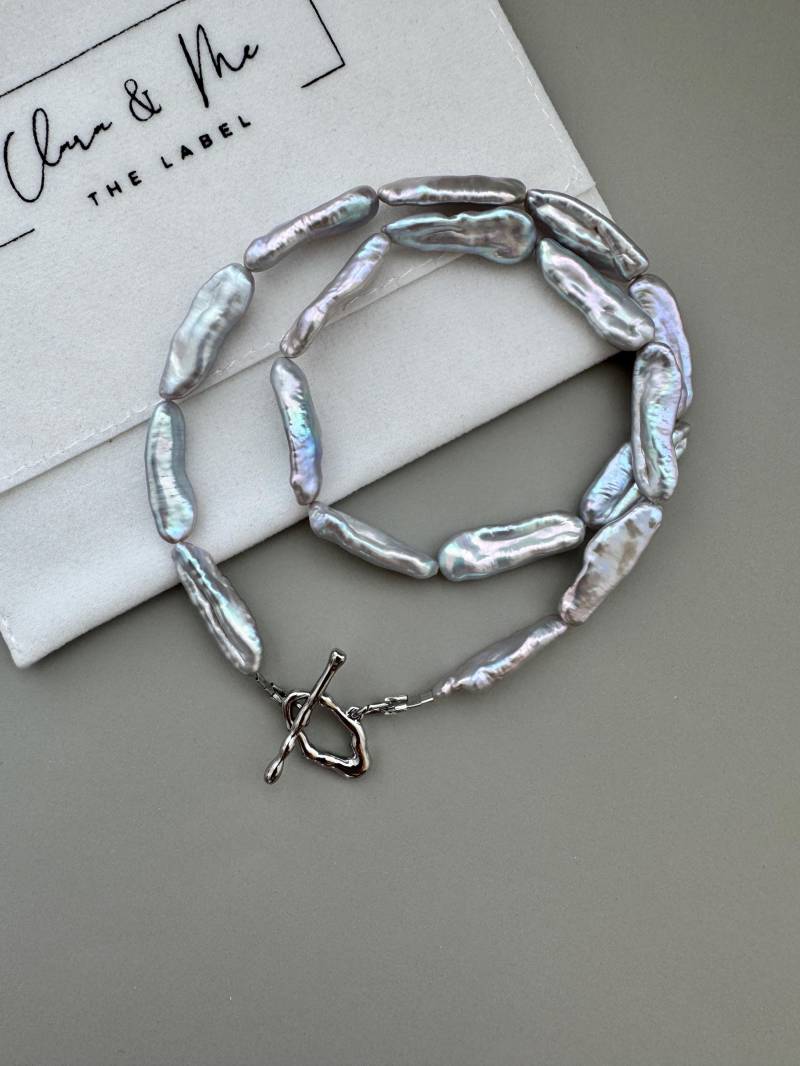 High Quality Biwa Perlen Kette Silber Grau - Handgemachte Mit Goldenem Oder Silbernem Verschluss Hochwertige Geschenkidee von ClaraAndMeTheLabel