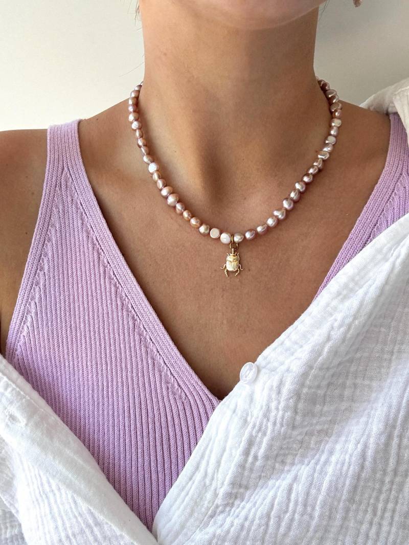 Perlenkette Aus Rosa Süßwasserperlen Nuggets - Kette Mit Skarabäus Anhänger Handgemachter Perlenschmuck- Geschenk Glücksbringer von ClaraAndMeTheLabel