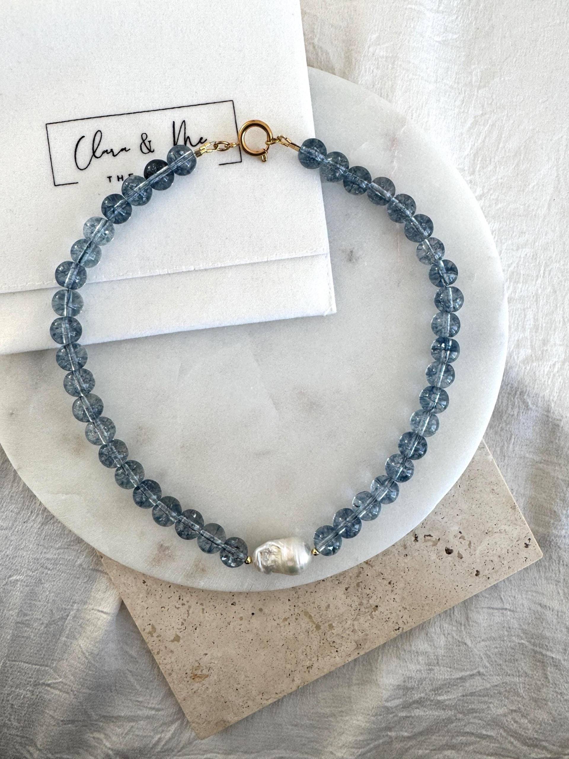 Sommerliche Perlenkette Aus Blauen Topaz Perlen Mit Einer Süßwasserperle - Natursteinkette Blau Handgefertigter Edelsteinschmuck Sommerliche Perlenkette Aus Blauen Topaz Perlen Mit Einer Süßwasserperle - Natursteinkette Blau Handgefertigter Edelsteinschmuck von ClaraAndMeTheLabel