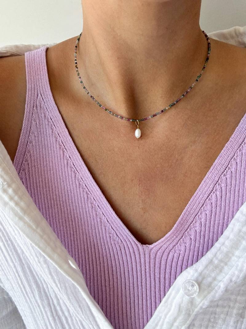 Zarte Turmalinkette Mit Anhänger - Edelsteinkette in Bunten Farben Süßwasserperle Sommerliche Perlenkette Verschiedenfarbige Perlen von ClaraAndMeTheLabel