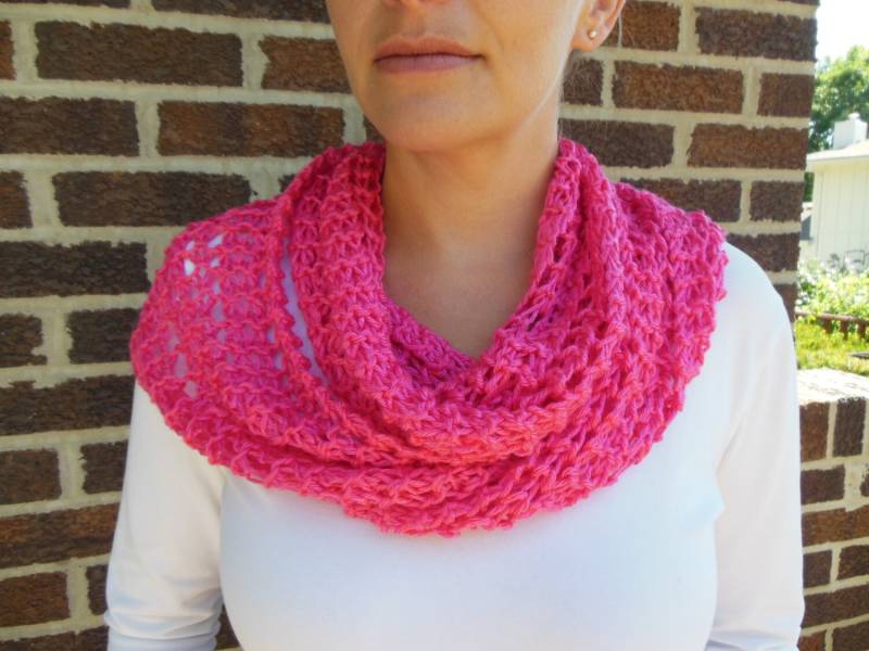 Hot Pink Bright Infinity Schal Lacy Open Weave Hand Gestrickt Wassermelone Rosa Kreis Loop Leichte Mode Hot Pink Bright Infinity Schal Lacy Open Weave Hand Gestrickt Wassermelone Rosa Kreis Loop Leichte Mode von ClaraRuthScarves
