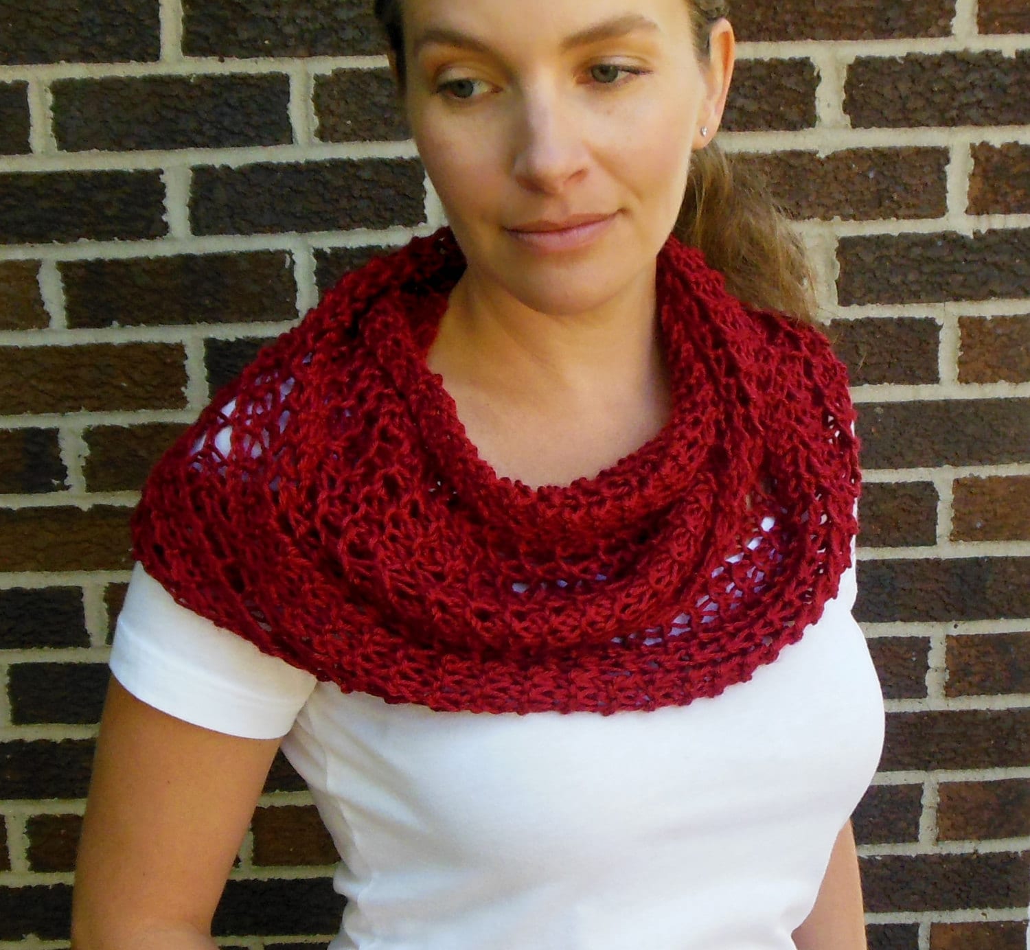 Tief Rot Infinity Schal Hand Stricken Lacy Open Weben Licht Gewicht Mode von ClaraRuthScarves
