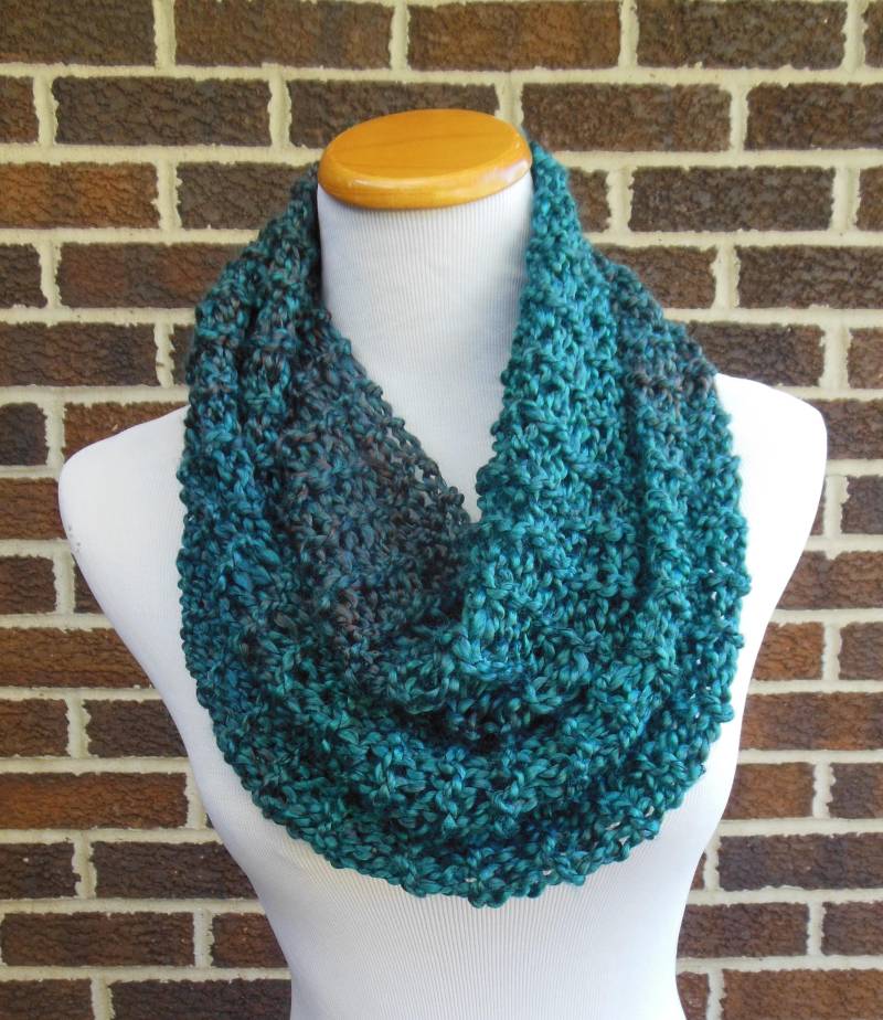 Unendlich Schal Handgestrickter Loop in Blau, Schwarz, Türkis, Dunkelblau, Türkis Unendlich Schal Handgestrickter Loop in Blau, Schwarz, Türkis, Dunkelblau, Türkis von ClaraRuthScarves