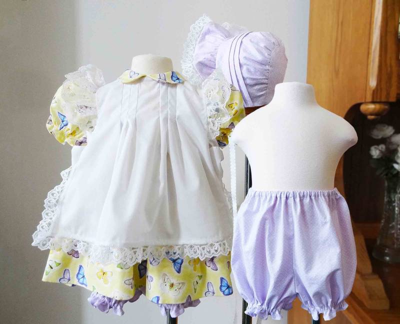 Baby Trägerkleid Set, Baby-Dusche-Geschenk, Babykleid, Bloomers, Säuglingsmütze, Babymütze von ClarabellasEtsyShop