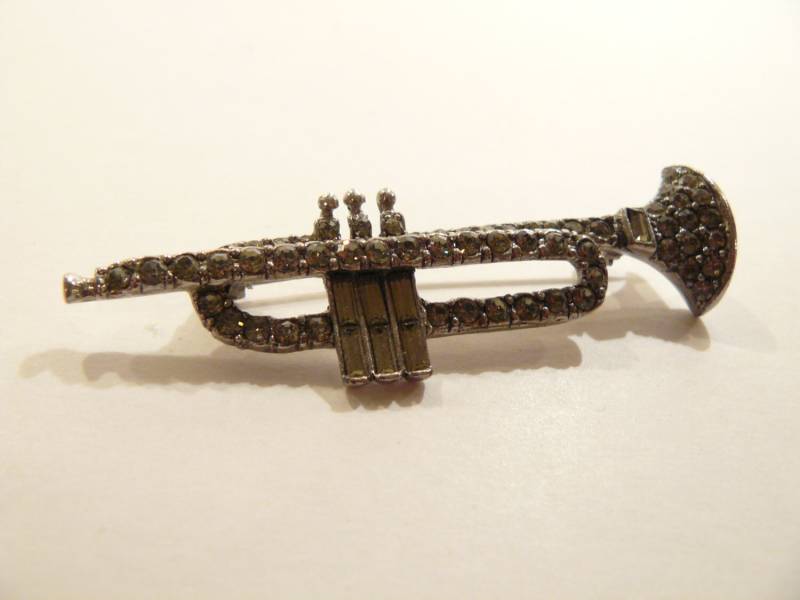Bezaubernde Vintage Rauchige Grau Strass Figürlichen Bugle/Coronet Brosche Pin von ClarabellesCloset