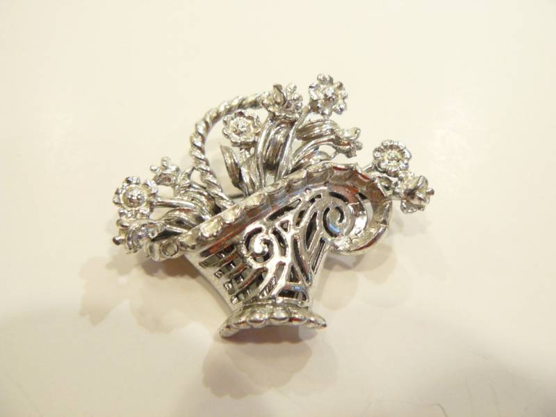 Bezaubernde Vintage Silberton Figural Korb Brosche/Pin von ClarabellesCloset