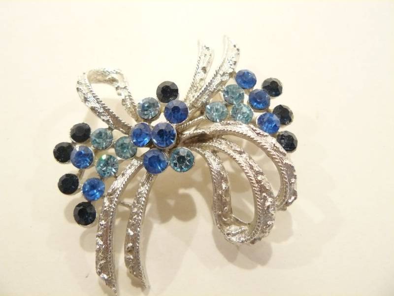 Schöne Vintage Art Deco Strass & Mondstein Figural Bow Brosche/Pin von ClarabellesCloset