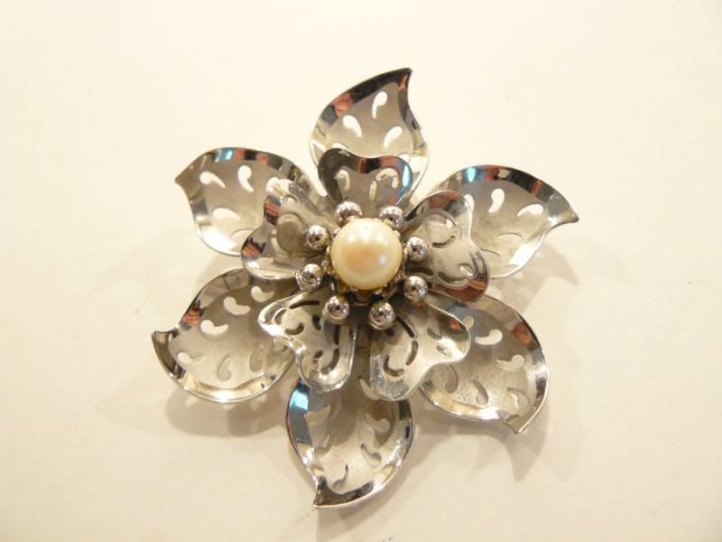 Schöne Vintage Art Deco Strass & Mondstein Figural Bow Brosche/Pin von ClarabellesCloset