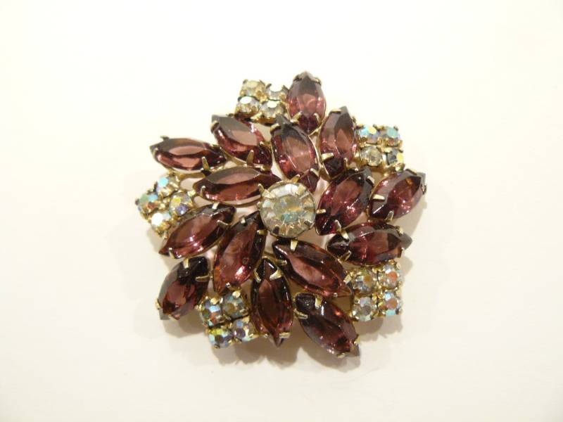 Wunderschön Facettiert Lila Glas Und Ab Strass Brosche/Pin von ClarabellesCloset