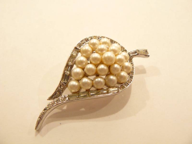 Wunderschöne Vintage Dimensionale Faux Pearl & Strass Figural Leaf Brosche/Pin von ClarabellesCloset