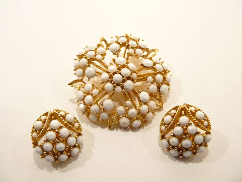 Wunderschöne Vintage Facettierten Milkglass Blumen Brosche Pin Und Ohrringe 1 von ClarabellesCloset