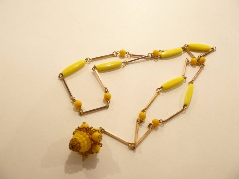 Wunderschöne Vintage Lemon-Gelb Glas & Kunststoff Perlen Anhänger Baumeln Halskette von ClarabellesCloset