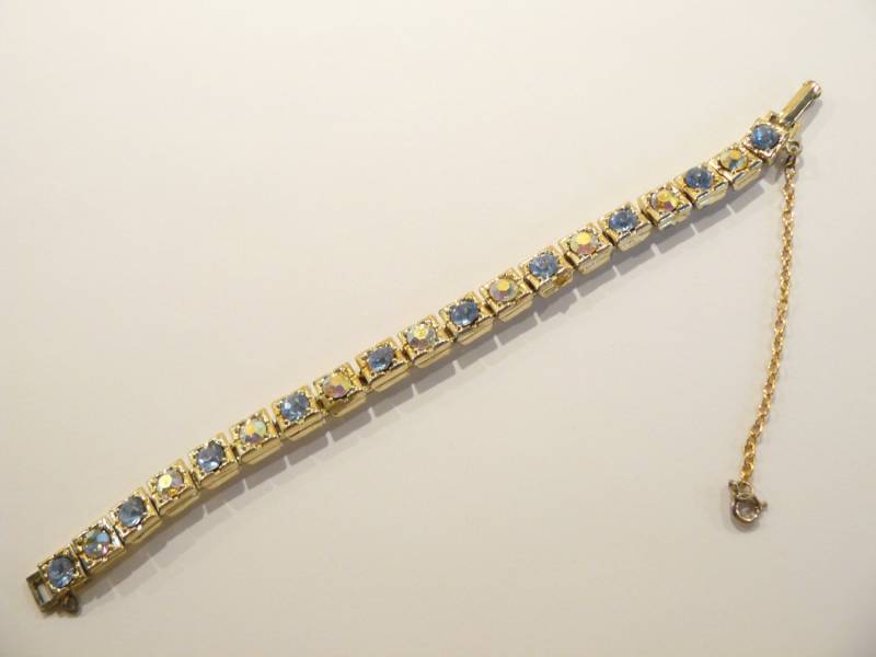 Wunderschöne Vintage Light Sapphire & Ab Strass Armband von ClarabellesCloset