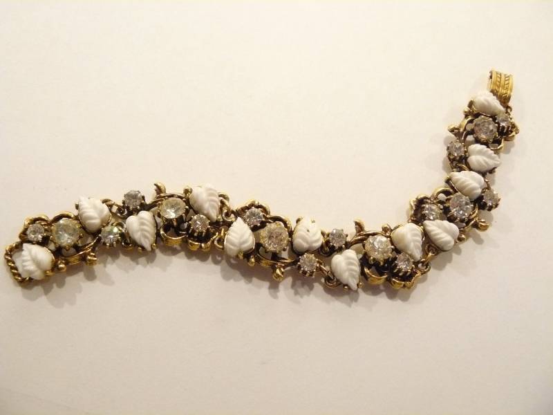 Wunderschöne Vintage Strass & Weiße Blätter Armband von ClarabellesCloset