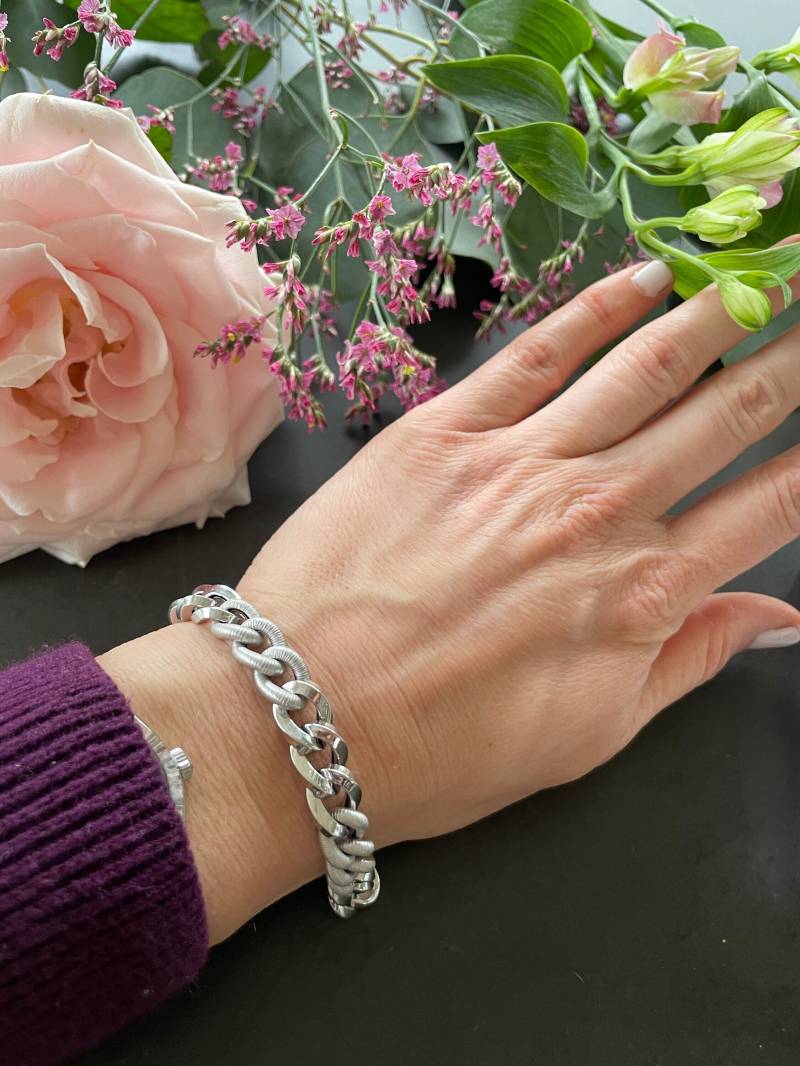 Armband Flache Dunkle Silbergliederkette "Cara" - Elegante Und Schöne Silberkette Mit Matt Polierter Oberfläche, Handgefertigt Aus 925Er Silber von KathisSilberschmuck