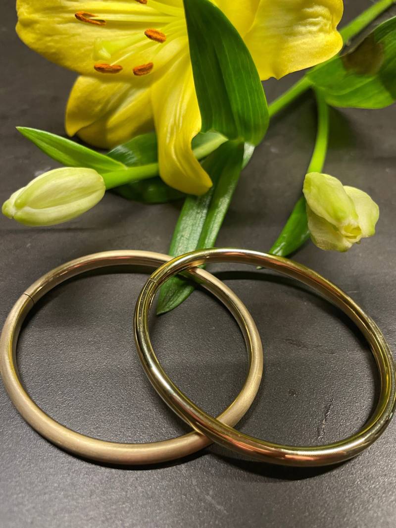 Einzelstück Goldener Armreif "Eternelle Mini' 0.6mm Breit, 19cm Lang, Mit Perfekt Ovaler Form & Selbstbewusstem Bügelverschluss - Handgefertigt von KathisSilberschmuck