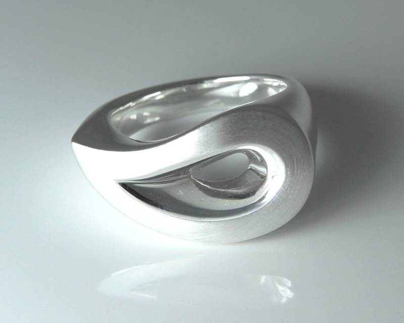Handgemachter Silberring "Drop" Hochwertig Aus 925 Silber, Machbar in Allen Größen, Perfekt Für Sie von KathisSilberschmuck