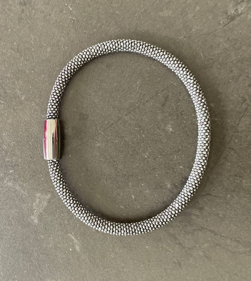 Wunderschönes Handgemachtes Armband Aus 925 Silber Mit Diamanteffekt Und Magnetverschluss von KathisSilberschmuck