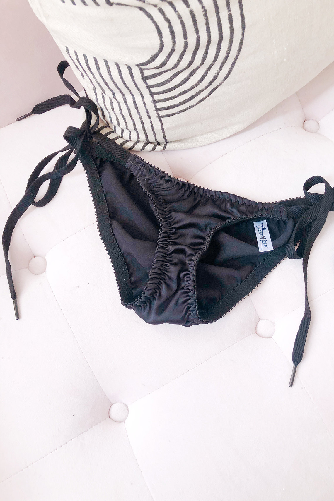 Cardamine Side Tie Panty in Schwarzer Seide Charmeuse | Valentinstag, Flitterwochen Dessous, Boudoir, Brautparty, Sonderanfertigung, Geschenk Cardamine Side Tie Panty in Schwarzer Seide Charmeuse | Valentinstag, Flitterwochen Dessous, Boudoir, Brautparty, Sonderanfertigung, Geschenk von ClareBare