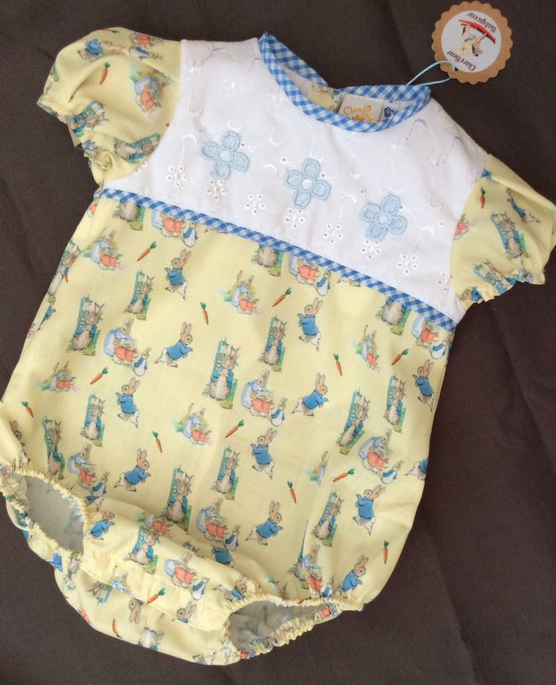 Rts 6-9 M Peter Rabbit Strampler. Handgefertigte Babykleidung, Babykleidung Unisexkleidung. Jungen Outfit. Osterhase Frühlingsoutfits Sommerhase von ClareBearBabywear