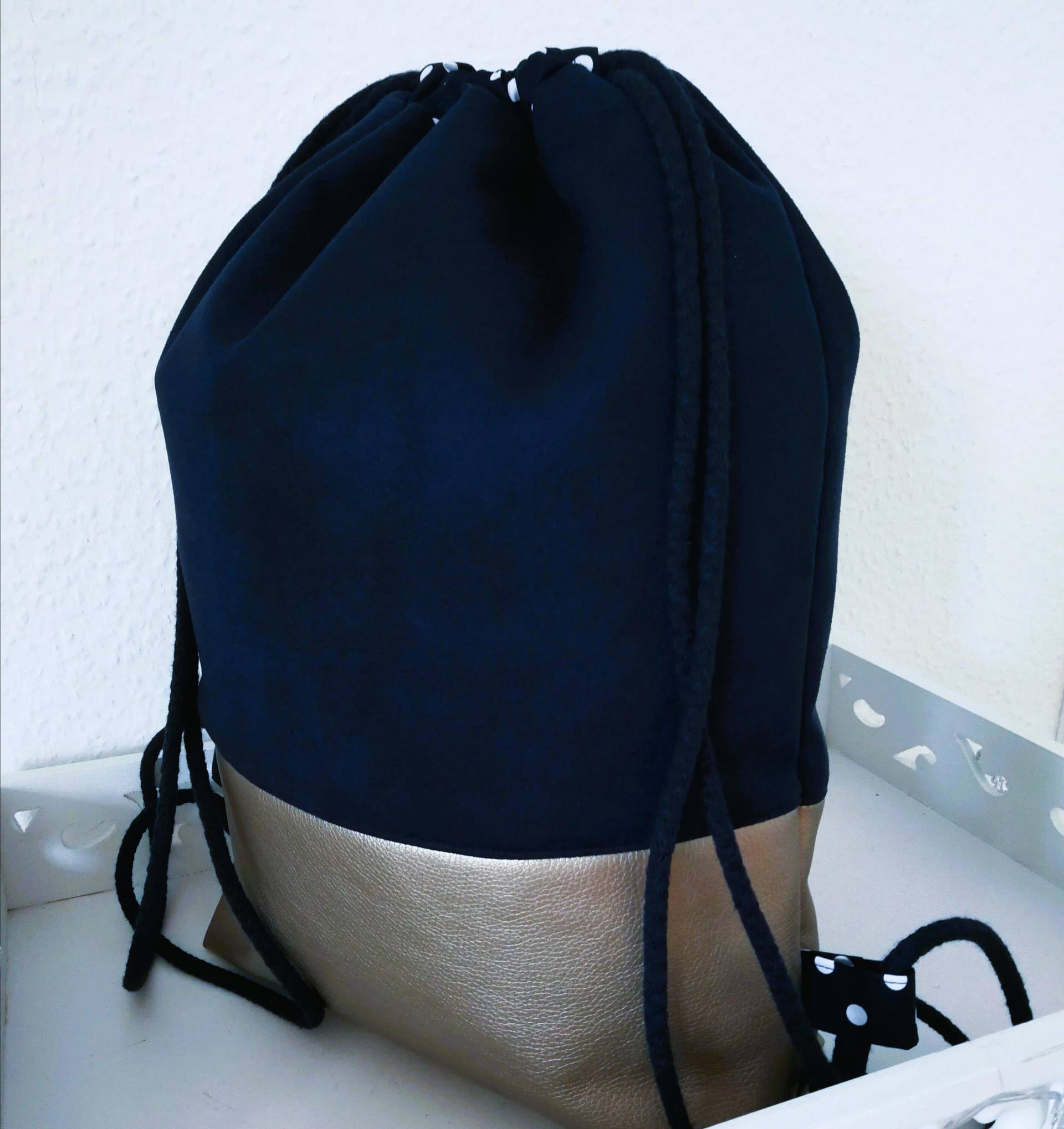 Turnbeutel Gr Lrucksackstrandbeutelkunstleder Beuteltasche Aus Kunstleder Geschenkidee Für Geburtstage Stoffbeutelfestval Rucksack Turnbeutel Gr Lrucksackstrandbeutelkunstleder Beuteltasche Aus Kunstleder Geschenkidee Für Geburtstage Stoffbeutelfestval Rucksack von Clarissimo