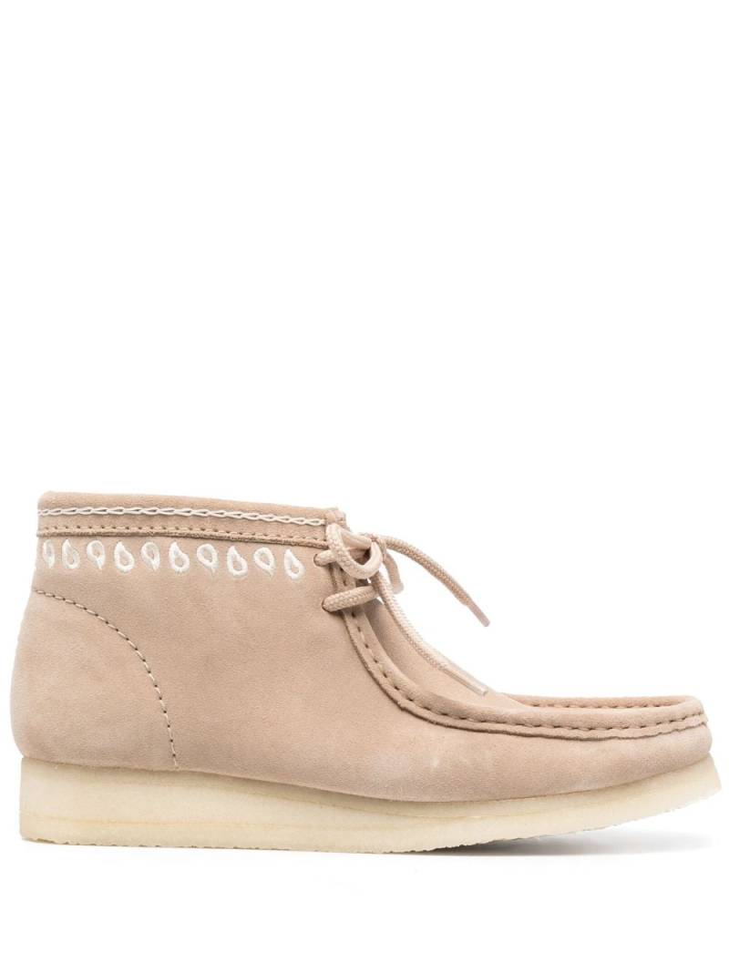 Clarks Originals Wallabee Wildlederstiefel - Nude von Clarks Originals