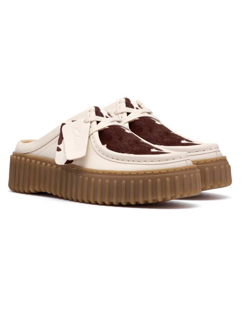 Clarks - Torhill - Mules aus Wildleder mit Kuhfleckenmuster-Bunt von Clarks