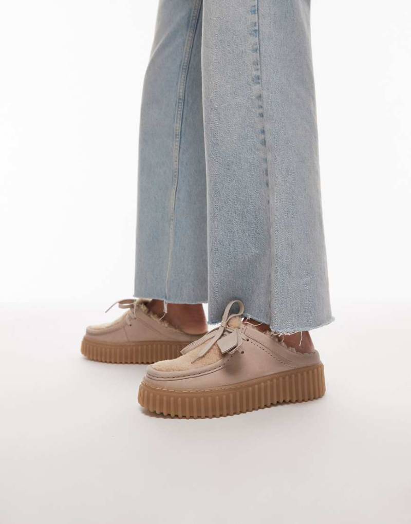 Clarks - Torhill - Mules mit Futter aus Teddyfell in Sandgelb-Weiß von Clarks