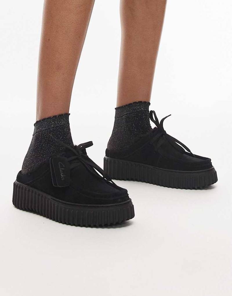 Clarks - Torhill - Mules mit Futter aus Teddyfell in Schwarz von Clarks