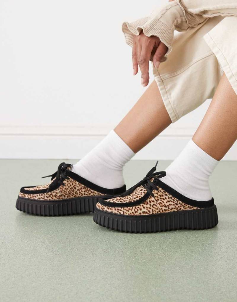 Clarks - Torhill - Mules mit Leopardenmuster-Schwarz von Clarks