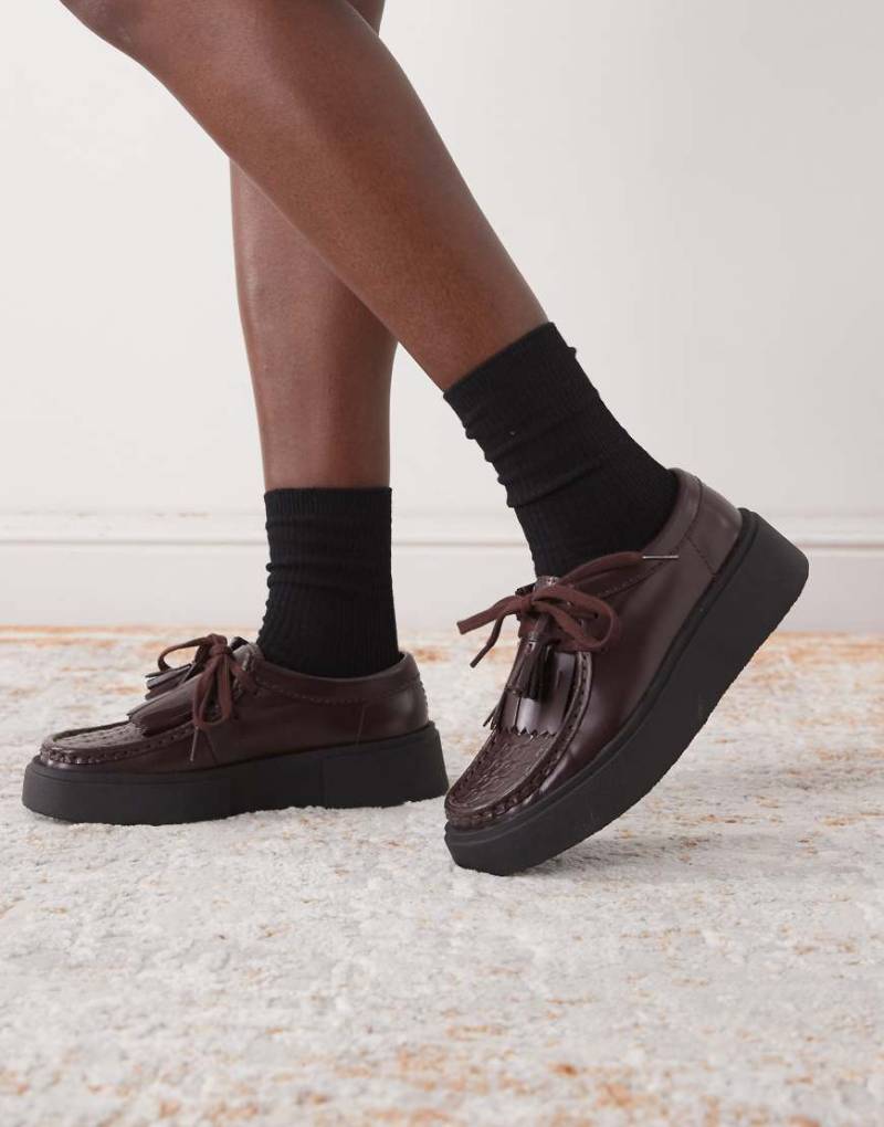 Clarks - Torview - Lederschuhe in Dunkellila mit Quasten und Fischgrätmuster-Detail von Clarks