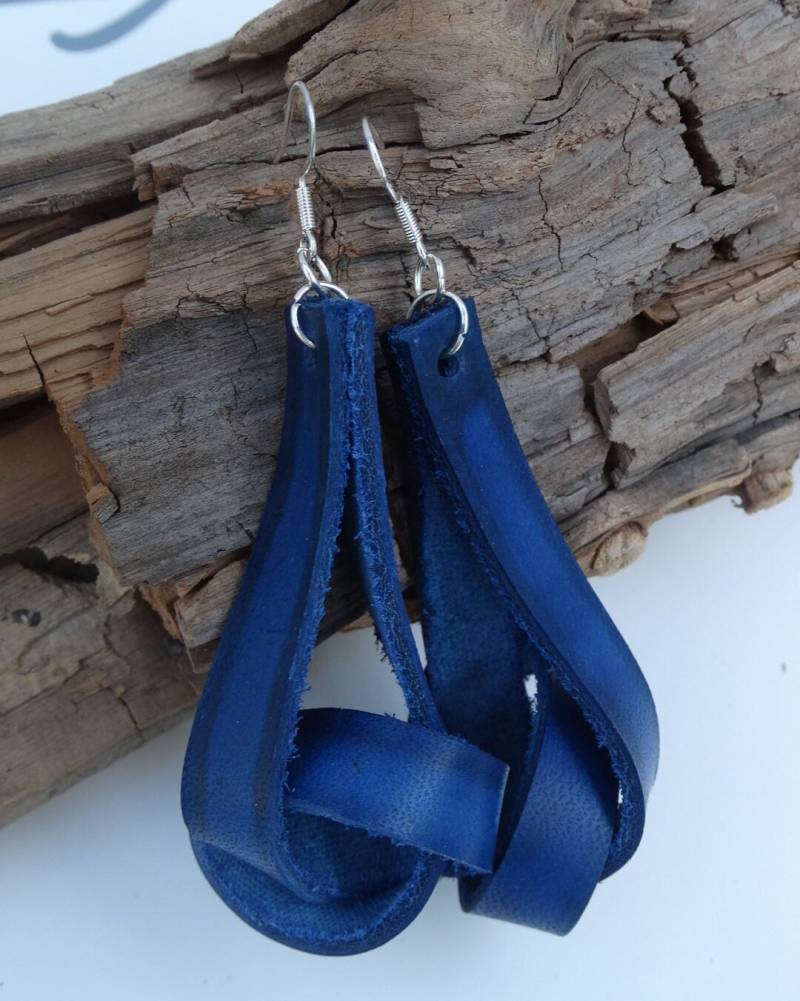 Blaue Leder Knoten Ohrringe Handgefertigt Blaue Leder Knoten Ohrringe Handgefertigt von ClarksDodi