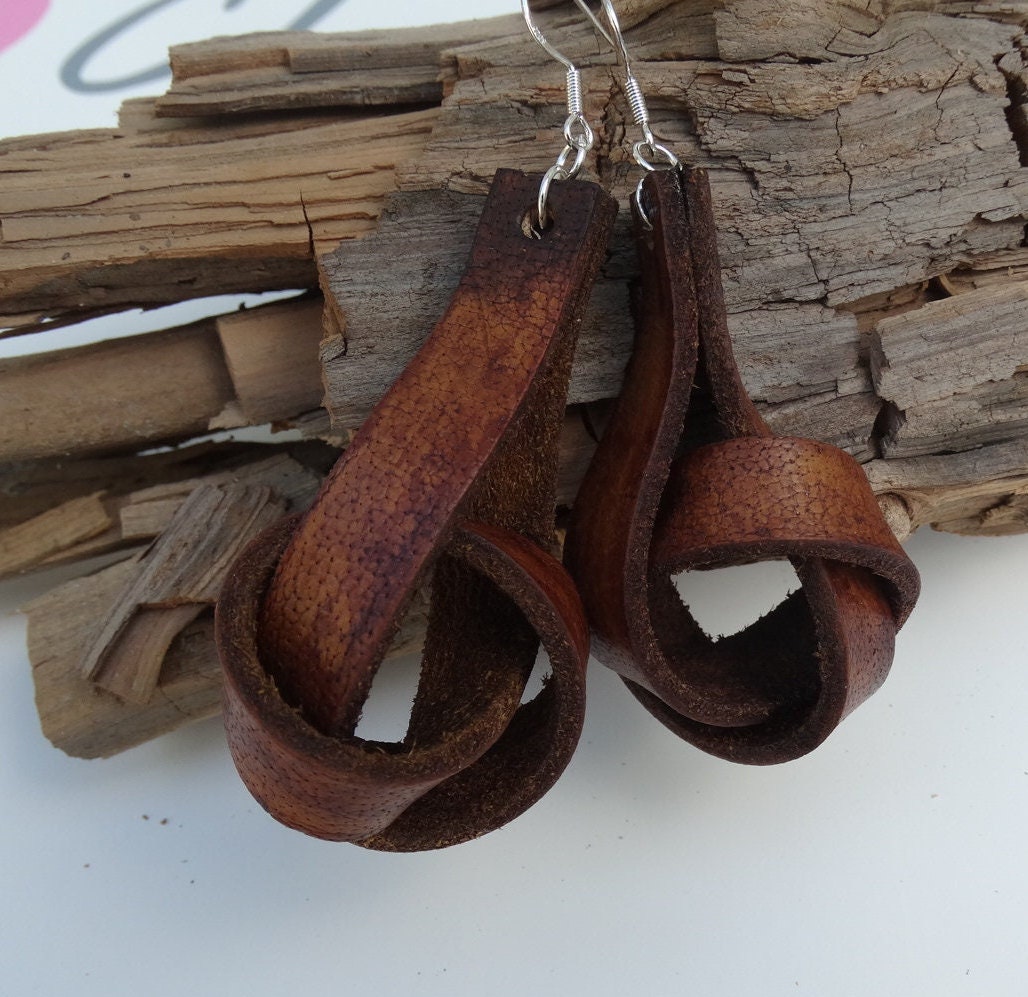 Braune Leder Knoten Ohrringe Handgefertigt Braune Leder Knoten Ohrringe Handgefertigt von ClarksDodi