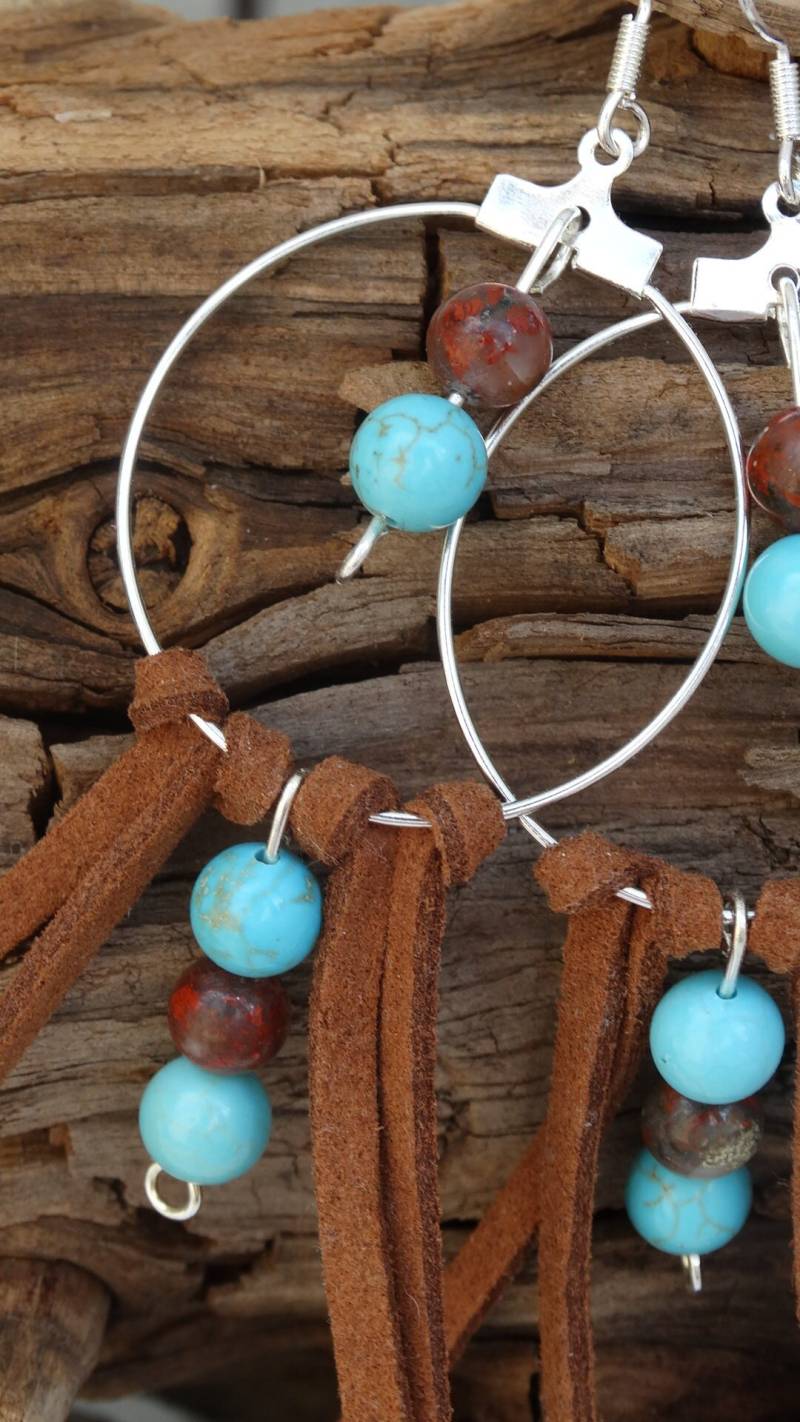 Braune Leder Streifen Ohrringe Boho-Style Mit Halbedelsteinen von ClarksDodi
