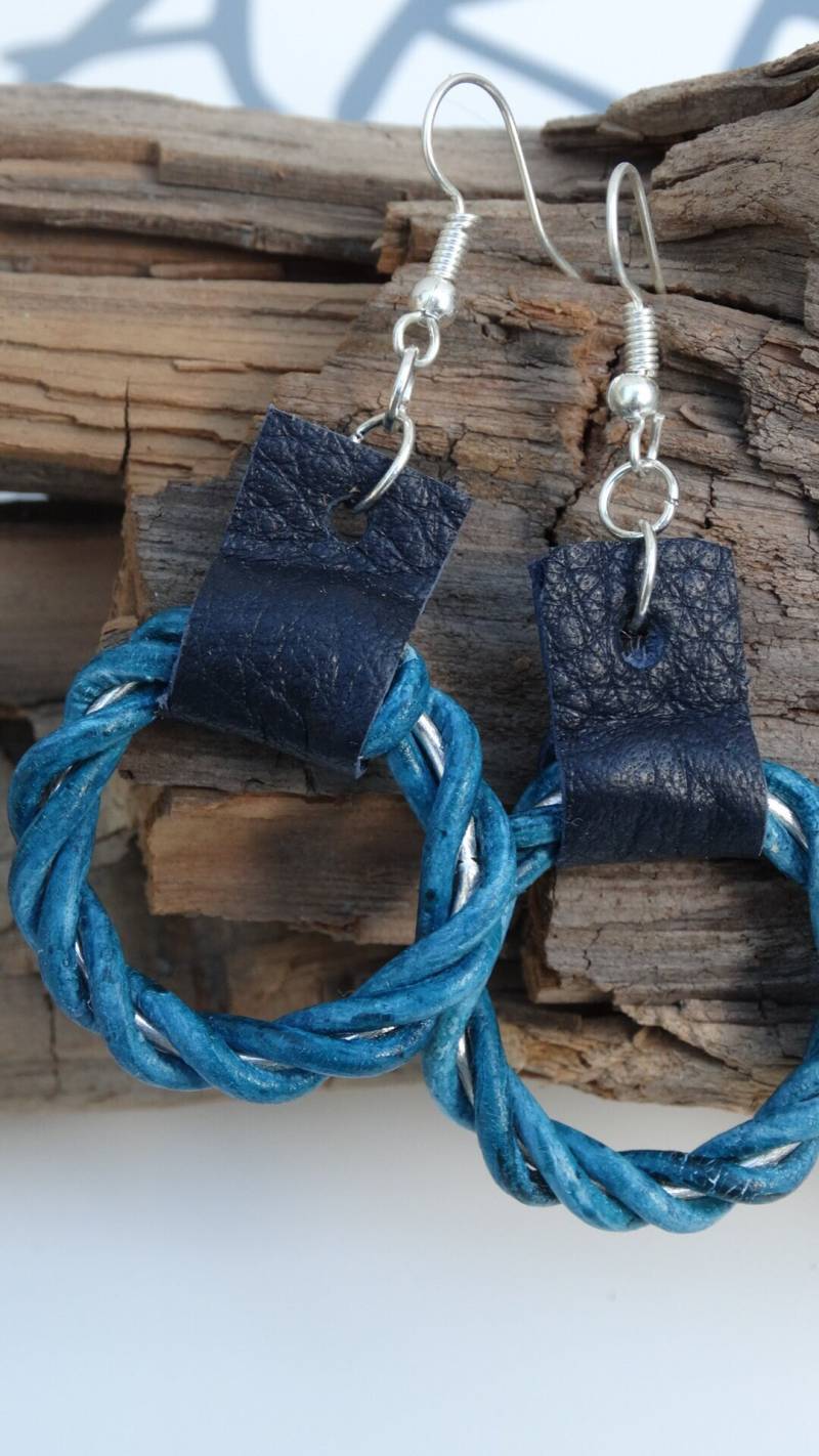 Schöne Dunkelblaue/Blaue Leder Ohrringe Boho-style in Rund von ClarksDodi