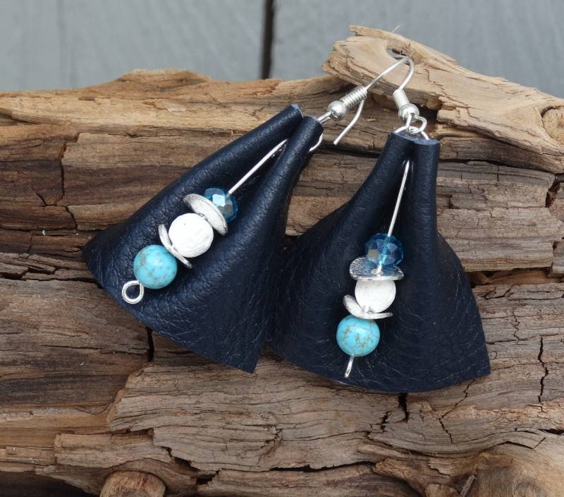 Wunderschöne Dunkelblaue Fächer Leder Ohrringe Mit Halbedelstein Versilberte Scheibe von ClarksDodi
