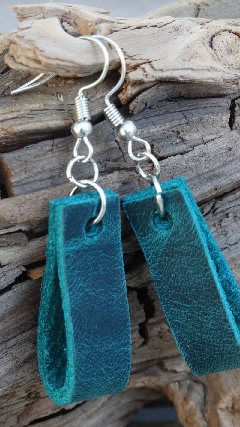 Wunderschöne Leder Ohrringe Handgefertigt Tropfenförmig Grün/Türkis von ClarksDodi