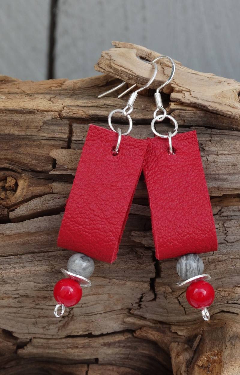 Wunderschöne Rote Leder Ohrringe Mit Halbedelstein Versilberte Scheibe von ClarksDodi