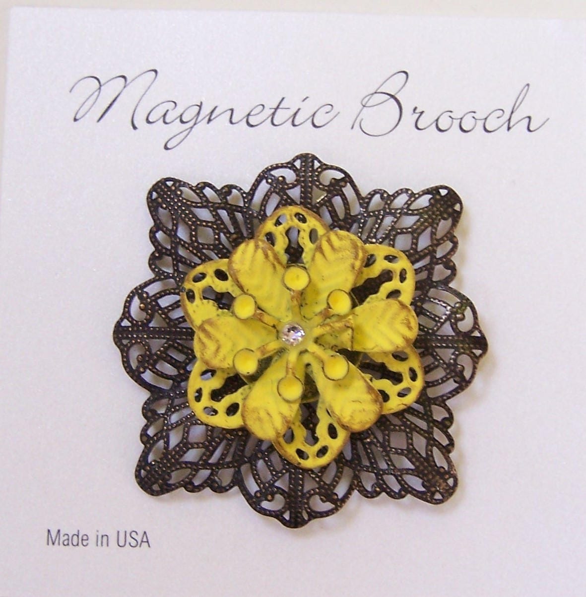 Magnet Brosche Clip Verschluss Pin Gebürstet Gelb Finish Metall Blume Swarovski Mitte Filigrane Rücken Accessoire Schals von Clasplady