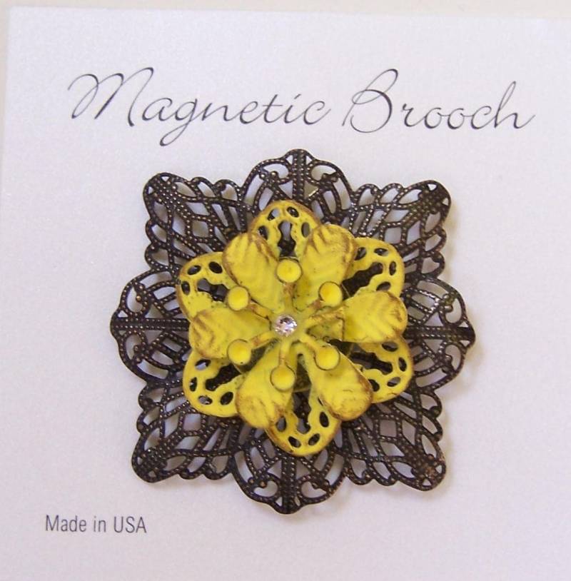 Magnet Brosche Clip Verschluss Pin Gebürstet Gelb Finish Metall Blume Swarovski Mitte Filigrane Rücken Accessoire Schals von Clasplady