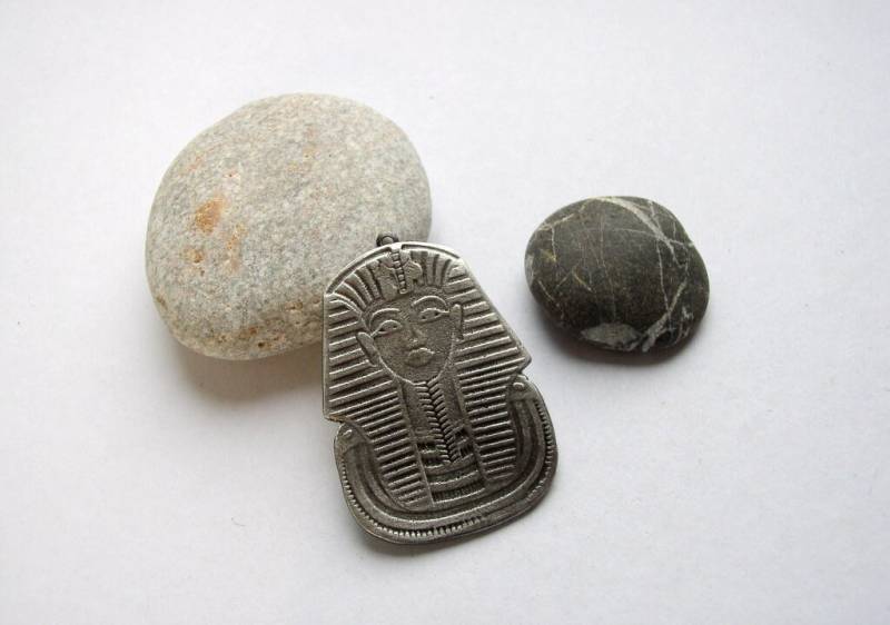 12 - Tutanchamon Anhänger Antik Silberfarben von ClassOfGlass